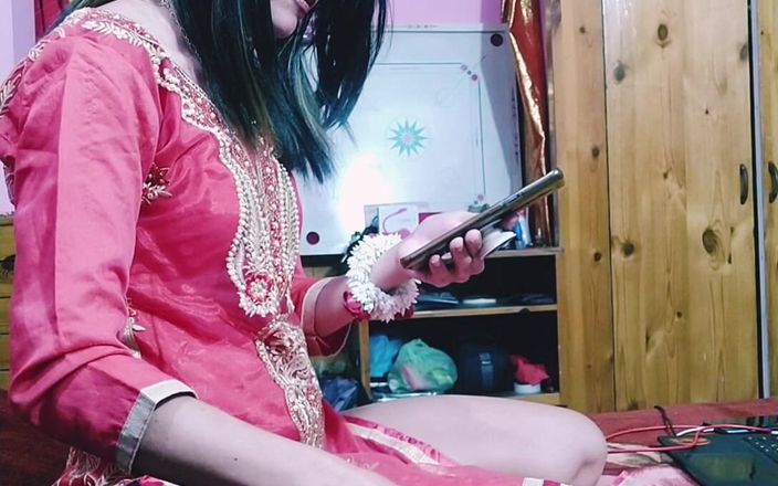 Bolly Karma: 热辣熟女在吮吸鸡巴之前被抽烟