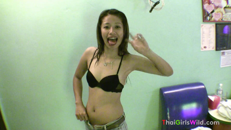 Thai Girls Wild: Тайська тінка любить, коли її трахають пальцями