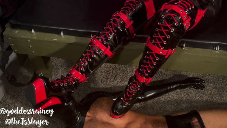 XXX Slayer Productions: Kult lateksowych butów z boginią Rainey