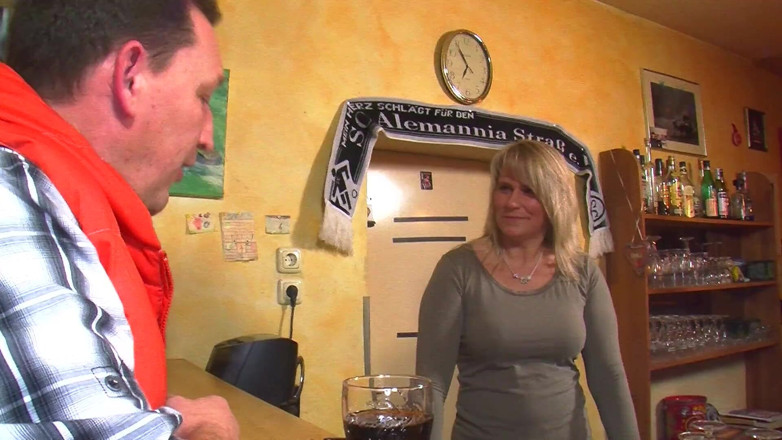 Erotic Club: Sua esposa não gosta mais dele, mas no pub ele...