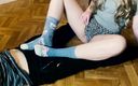 SweetAndFlow: 害羞的女孩穿着袜子制作恋足癖视频
