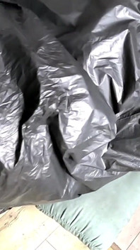 Çöp torbası sürtük rol yapma. Plastik fetiş orta yaşlı seksi kadın gırtlağına kadar alıyor, domaltıyor ve parlak çantaya çifte boşalma