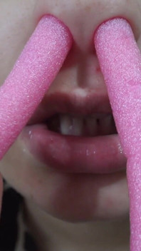 Il joue avec mon nez. J’ai mis une mince serviette siliconée rose dans mon nez et je joue avec. Je ne sais pas ce que c’est,