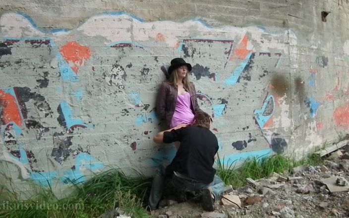 FinAdult Videos: Teenie ficken am verlassenen ort