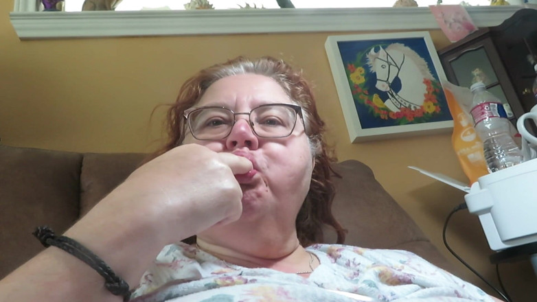 BBW nurse Vicki adventures with friends: Mijn poesje beft voor jullie feeders
