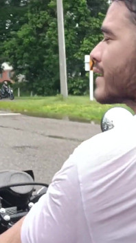 道路で私のおっぱいを見せ、ドライバーにフェラチオをする