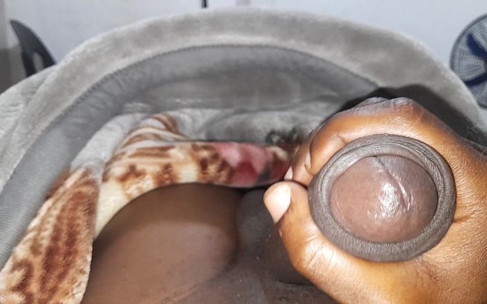 Bumba: Cewek sange ini lagi asik muasin memeknya pakai sperma hangat...