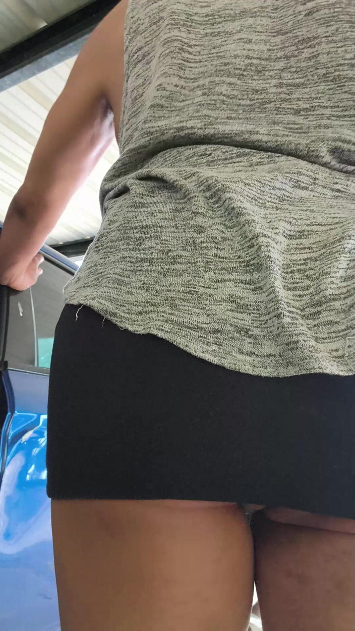 KNKY Bee: Bee TS-klitoris ukazuje při twerkingu