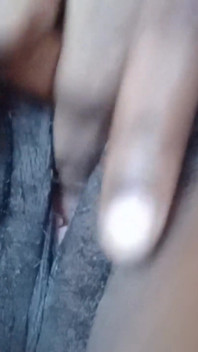 Sudut pandangan dekat menggesel pepek hitam berbulu saya – orgasme muilti