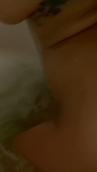 Tetona asiática en el baño - tetona aceitada y juego de juguete
