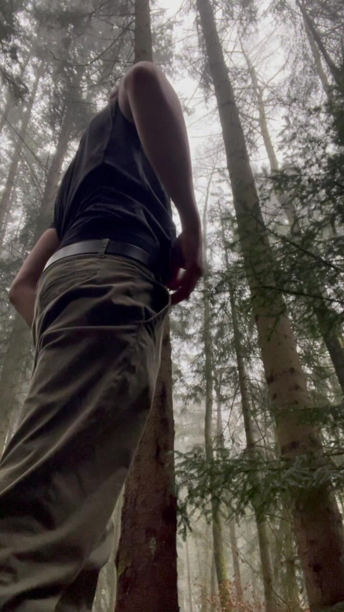 Yoogoo82: Běhání v lese a svlékání se úplně nahé
