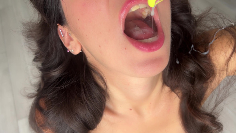 Katty West: w jamie ustnej bawi się spermą