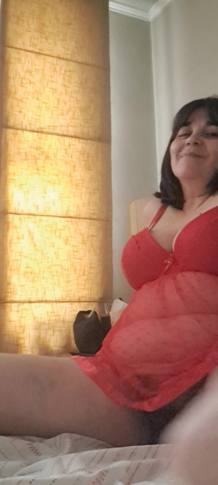 Mommy big hairy pussy: Macocha w seksownej czerwonej kamerze wideo
