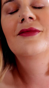 La tua prima scopata di tette 4k