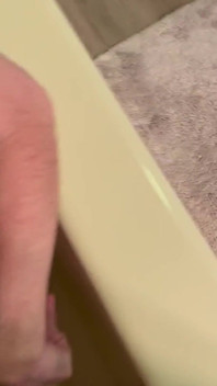 Ayah memberikan budaknya mandi kencing dengan dua pancutan mani