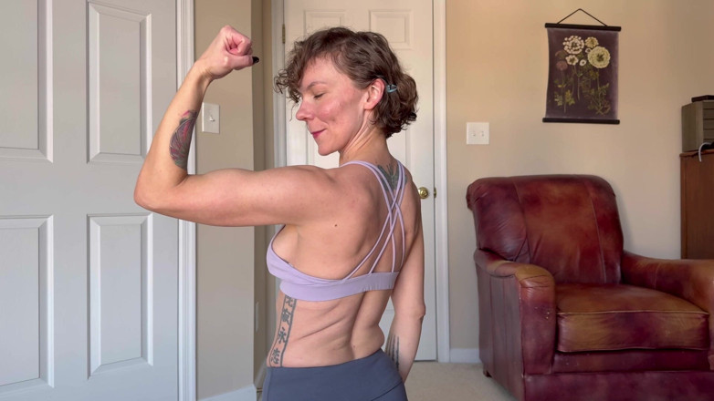 Chaoticblossom: Stiefmutters Trainingsanleitung in Leggings schau dir meine Muskeln an