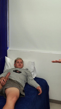 Nevlastního synova nadrženého kamaráda přistihnou při masturbaci a já mu pomůžu