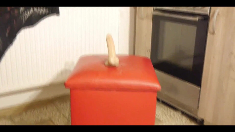 MilfyCalla: Vuile Joi, dildorit en intens spuiten in de keuken