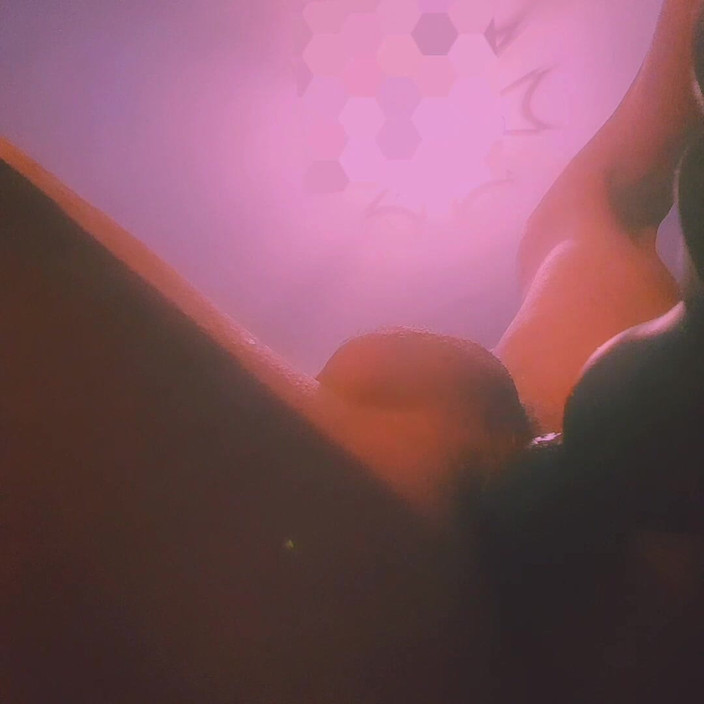 KIARA: Kiara knullar hur själv med dildo