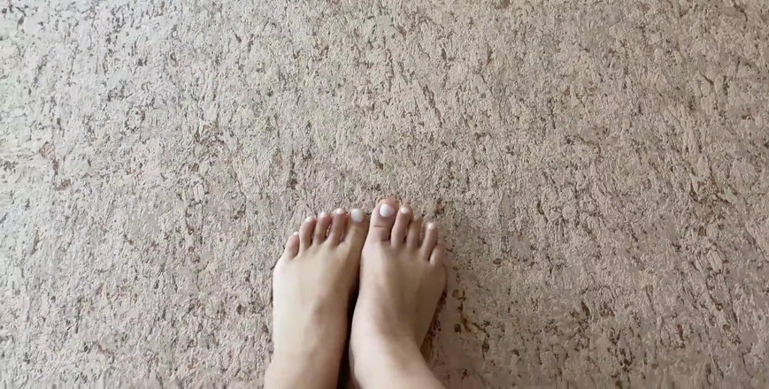 Lux Eva: Une belle-mère insatiable se doigte la chatte dans une culotte...