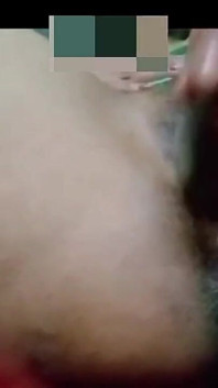 Desi ragazza indiana ha applicato l'olio nella sua figa e ha tolto l'acqua dalla sua figa in Rabbia