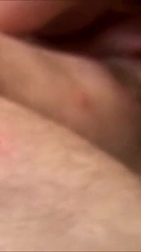 Kortharige brunette geeft perfecte pijpbeurt