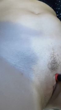 Gioco con il mio vibratore nei bagni