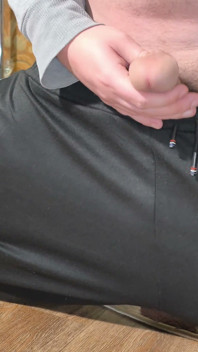 คุกเข่าอย่างเข้มข้น, เสื้อผ้าชักว่าวทุกที่