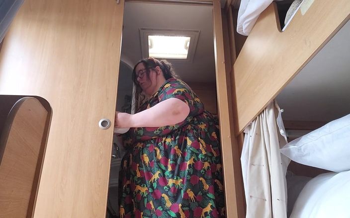 SSBBWLadyBrads: SSBBW Vs Malé dveře karavanu