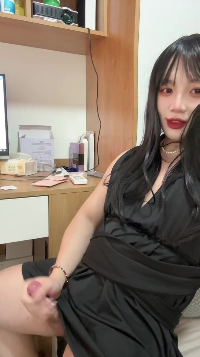 Akbb: Je kleine schatje speelde met zijn tepels en ejaculeerde toen...