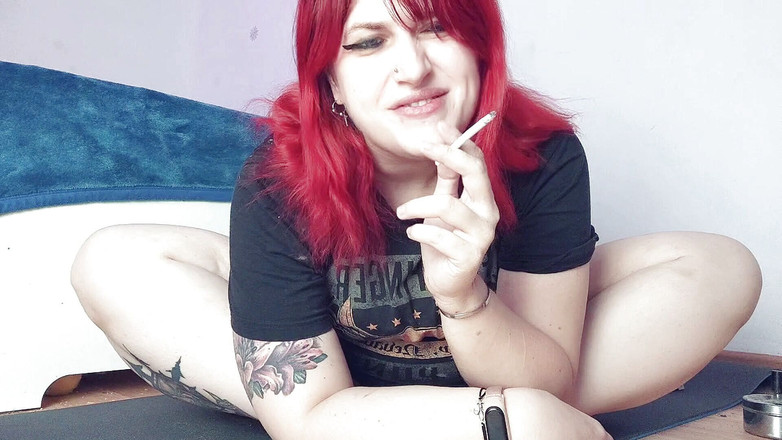 Aurae Wynfaren: 私はcigでリラックスしながら私の猫をプレイするのが大好きです