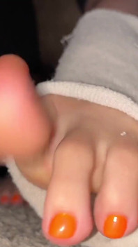 Roztrhaná ponožka fetiš kroutí prsty na nohou POV