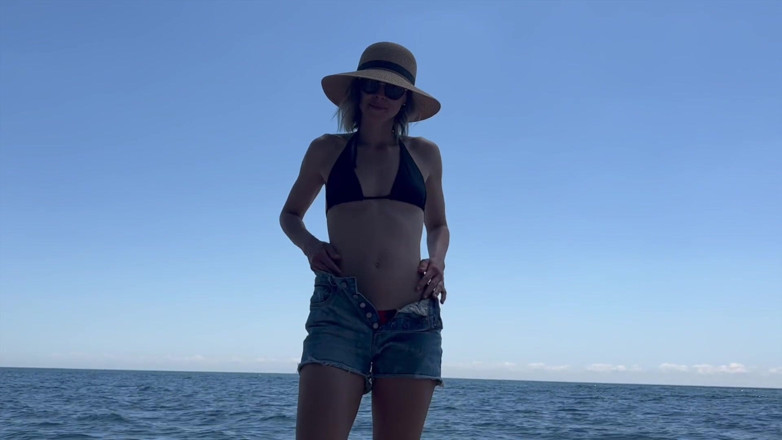 Serenity Cox: 妻子在海滩上被丈夫和他的朋友性交，最后以两次内射结束