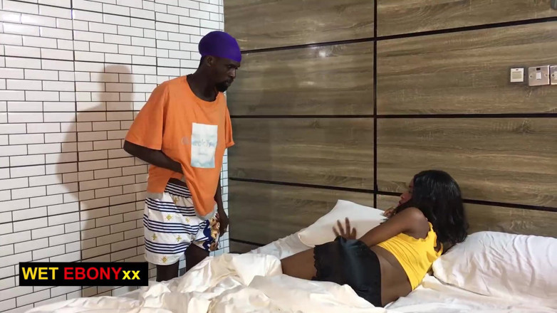 WET EBONY: Dia datang untuk mencuri dariku, dan aku sangat terangsang