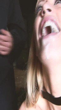 Scéna nadržené amazonky -1_busty blonďatá kočka saje ptáky v Bukkake
