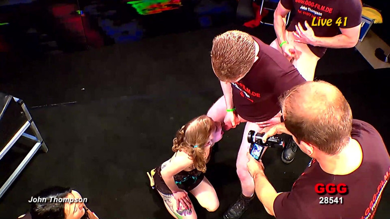 GGG John Thompson Studio: GGG — блондинка MILF з великими грудьми отримує груповий секс від групи хлопців у клубі — ggg у живому виступі