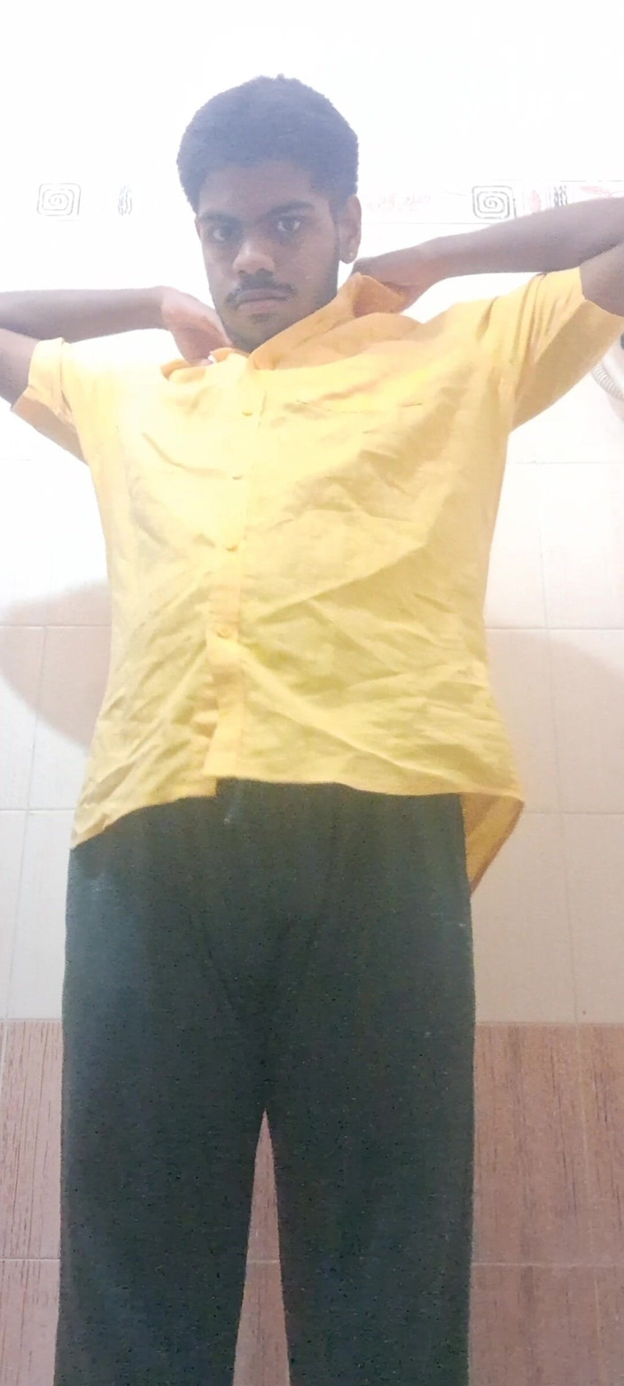 DesiRonX: Gay indio se desnuda y se masturba (sin leche)