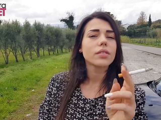 Smokin Fetish: Seksi esmer kadın açık havada sigara içiyor