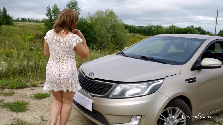 MILF Oxana: Una stupida bionda ed una macchina in stallo