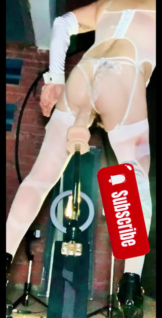 Benito414: Fementezy, bas blancs devant une machine à baiser