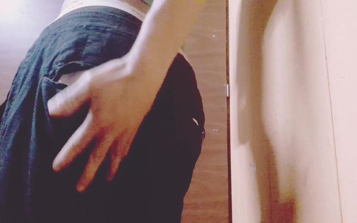 Sexy gay show: Mijn jonge webcam toont naakt spelend met zijn lichaam de...