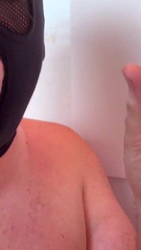 Il prétend être hétéro - mais puis il jouit au gloryhole