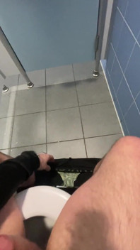 Första sperma på den offentliga toaletten
