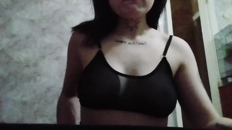 Miss_Kaprizzz19: Sono venuta dal college, mi spoglio per te e ballo...
