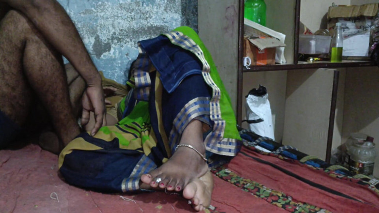 Satisfie63: Une bhabhi indienne se fait baiser par des filles nues