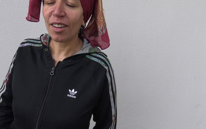 Souzan Halabi: Beurette робить незнайомцю мастурбацію під час перерви в супермаркеті