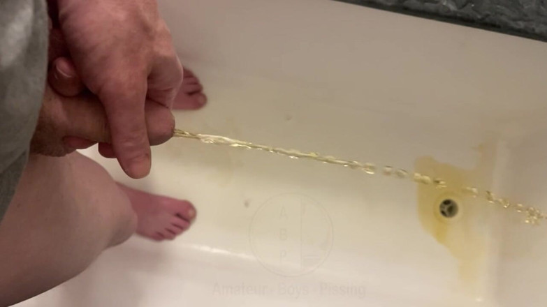 AmateurBoysPissing: Amatör pojke Pissar, med närbild och slow motion av god...