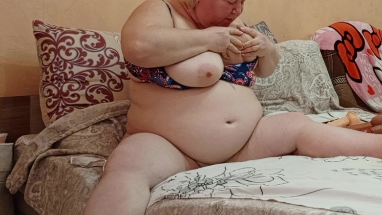 Zona901: Kamarádka masturbuje její kundičku po večerech a tře si velké...