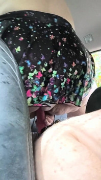 Balançando aquele banco de trás ela é uma esguichando tudo sobre essa carne de pau