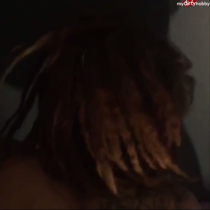 Lotuss King: スキニー・ホワイト・ドレッドヘッドのミルフ・ロータス・クィーンがBBCのバックショットを撮影 - 2018年の旧映像